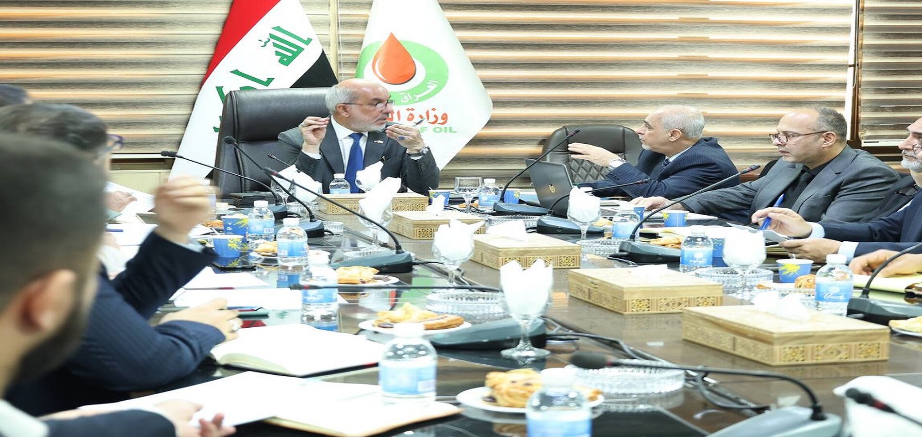 السيد مديرعام شركة الاستكشافات النفطية يحضر اجتماعاً لوضع اللمسات الاخيرة على ملحق جولة التراخيص الخامسة