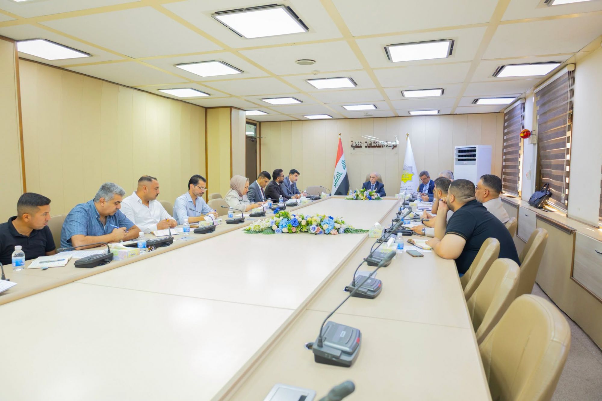 مدير عام شركة الاستكشافات النفطية يترأس الاجتماع الدوري لرؤساء الفرق الزلزالية لمتابعة تنفيذ المشاريع الاستكشافية .