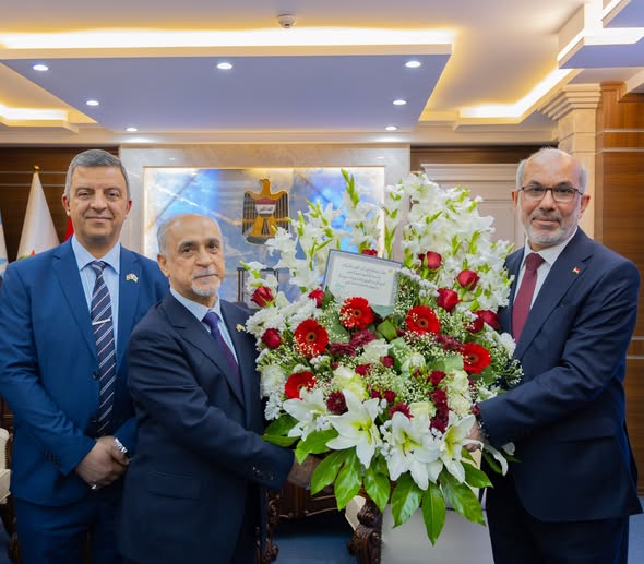 The Director General of Oil Exploration Company congratulates the Minister of Oil on assuming his position
