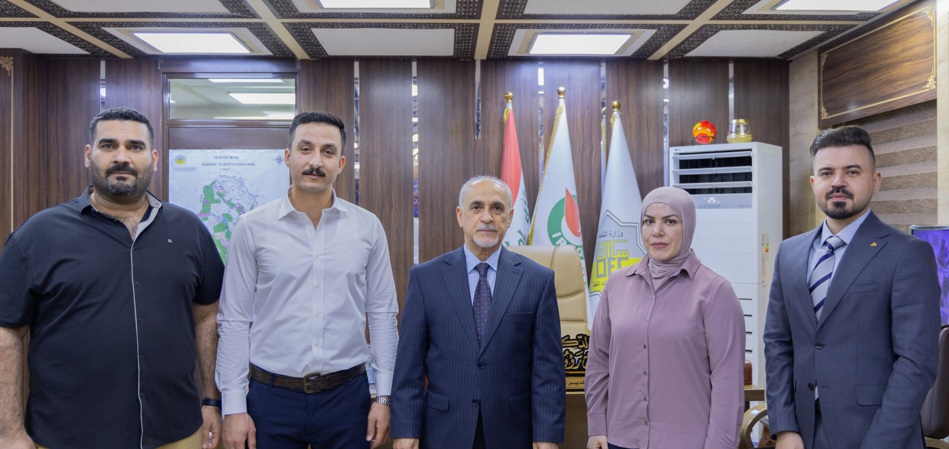 مدير عام شركة الاستكشافات النفطية يكرّم موظفين من فئة الشباب تقديراً لجهودهم الاستثنائية