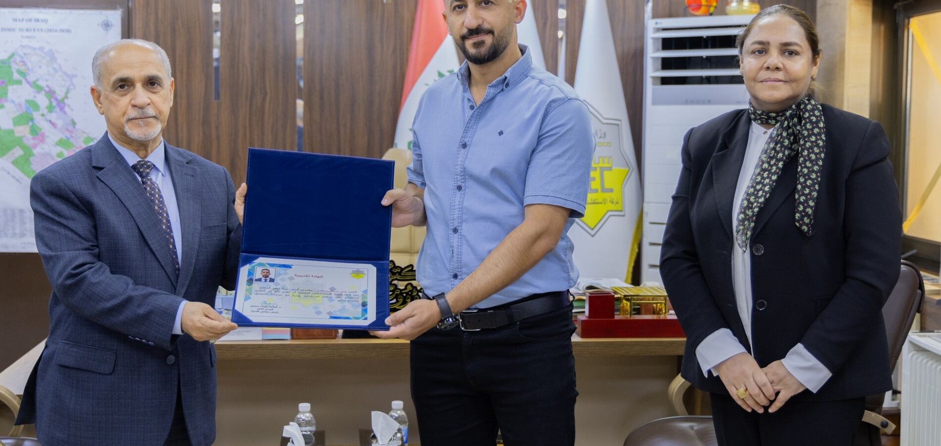 مدير عام شركة الاستكشافات النفطية يكرّم أحد ملاكات الشركة لحصوله على شهادة الماجستير بتقدير امتياز