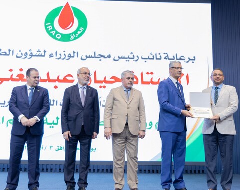 نائب رئيس مجلس الوزراء لشؤون الطاقة وزير النفط يكرم الموظف المثالي في وزارة النفط وتشكيلاتها