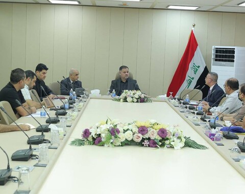 The General manager of the OEC chairs a meeting at the company's headquarters